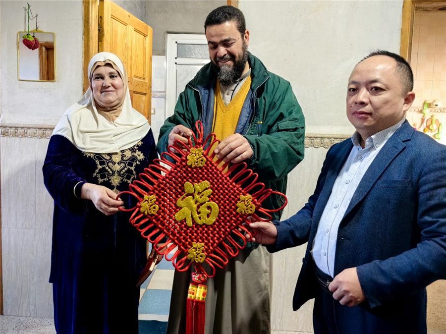 中國醫(yī)生向穆罕默德贈送中國新春福字。中國第28批援阿爾及利亞醫(yī)療隊塞地夫分隊供圖