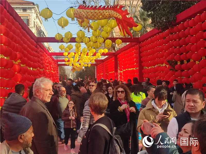 游園會(huì)入口處張燈結(jié)彩，人流如織。人民網(wǎng)記者鄭彬攝