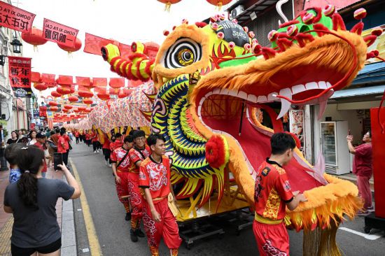 2月1日，由馬來西亞和中國的100多名青少年組成的舞龍隊(duì)在馬來西亞馬六甲市雞場(chǎng)街上共舞一條近200米的“長(zhǎng)龍”。這是活動(dòng)現(xiàn)場(chǎng)的“長(zhǎng)龍”。新華社記者程一恒攝