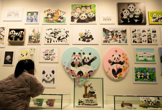 2月20日，一位小朋友在看“福寶”家族的創(chuàng)意作品。新華社記者姚琪琳攝