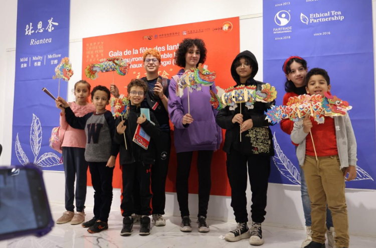 孩子們拿著元宵彩燈合影。拉巴特中國文化中心供圖