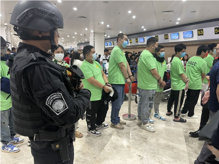 中國和菲律賓兩國執(zhí)法部門合作遣返在菲從事離岸博彩的中國公民。駐菲律賓使館供圖