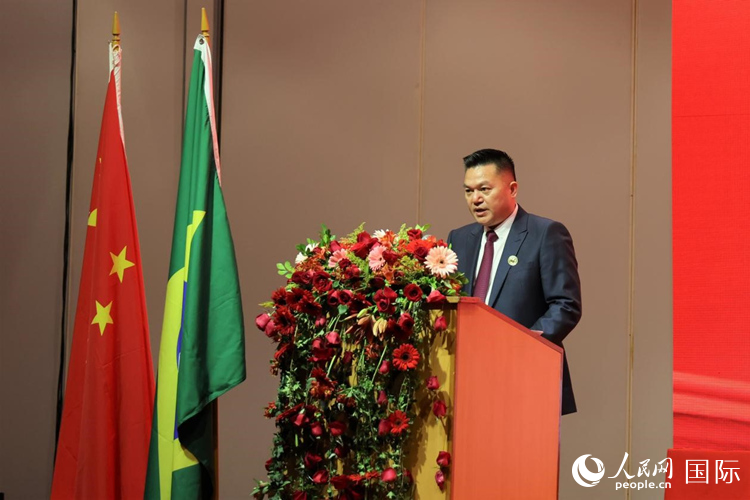 巴西和統(tǒng)會(huì)新任會(huì)長張小春發(fā)表就職演講。人民網(wǎng)記者 時(shí)元皓攝