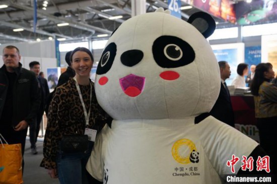 3月5日，2024年柏林國際旅游交易會(ITB)在柏林會展中心拉開帷幕。以“你好！中國”為主題的中國展區(qū)當(dāng)日亮相展會。圖為觀眾與大熊貓人偶合影。中新社記者 馬秀秀 攝
