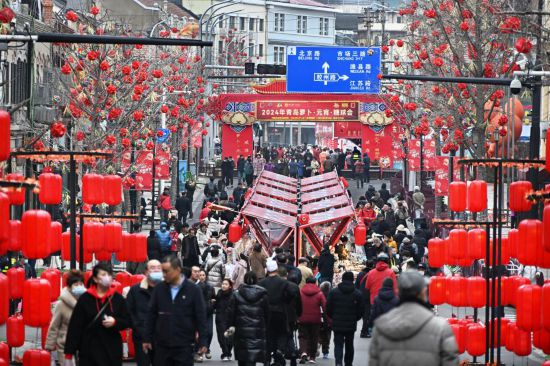 2024年2月18日，游客在2024年青島蘿卜·元宵·糖球會(huì)上消費(fèi)、游玩。新華社記者李紫恒攝