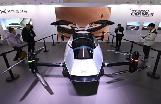 2023年12月1日，在鏈博會(huì)智能汽車鏈展區(qū)小鵬汽車展臺(tái)，參觀者觀看一臺(tái)智能飛行器。新華社記者蔡湘鑫攝