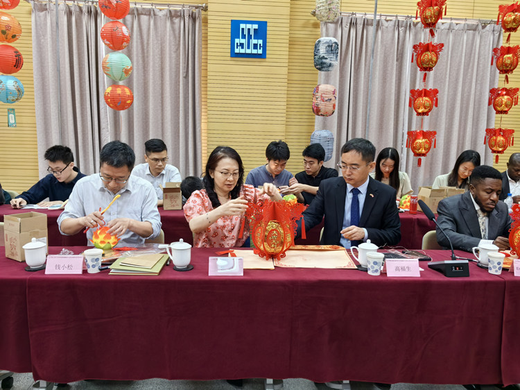 燈籠文化交流活動(dòng)現(xiàn)場(chǎng)。中建國(guó)際中西非公司供圖