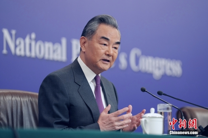 3月7日，十四屆全國人大二次會議在北京舉行記者會，中共中央政治局委員、外交部長王毅就中國外交政策和對外關(guān)系相關(guān)問題回答中外記者提問。<a target='_blank' href='/'><p  align=