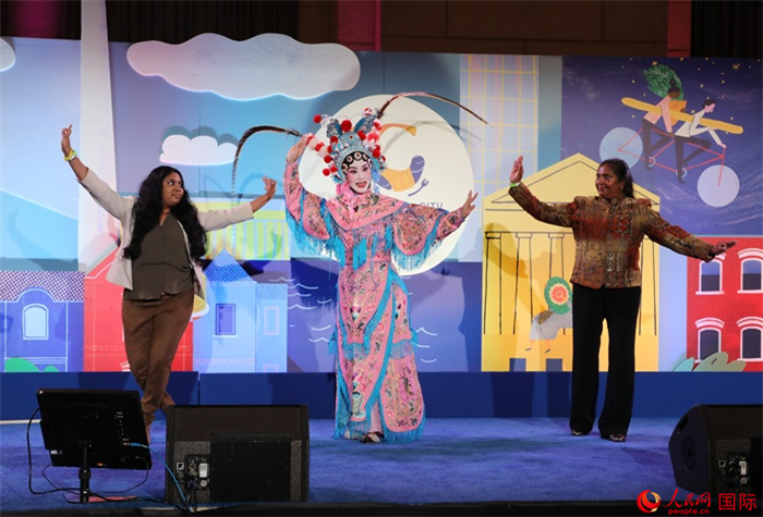 當(dāng)?shù)厝A人京劇社團的青年演員現(xiàn)場表演京劇選段，并與現(xiàn)場觀眾近距離互動。人民網(wǎng)記者 李志偉攝