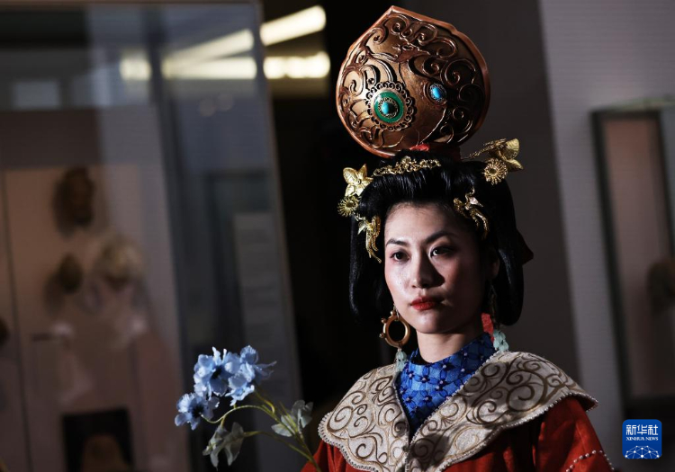 3月13日，在位于法國巴黎的吉美國立亞洲藝術(shù)博物館，模特展示敦煌復(fù)原服飾。新華社記者 高靜 攝