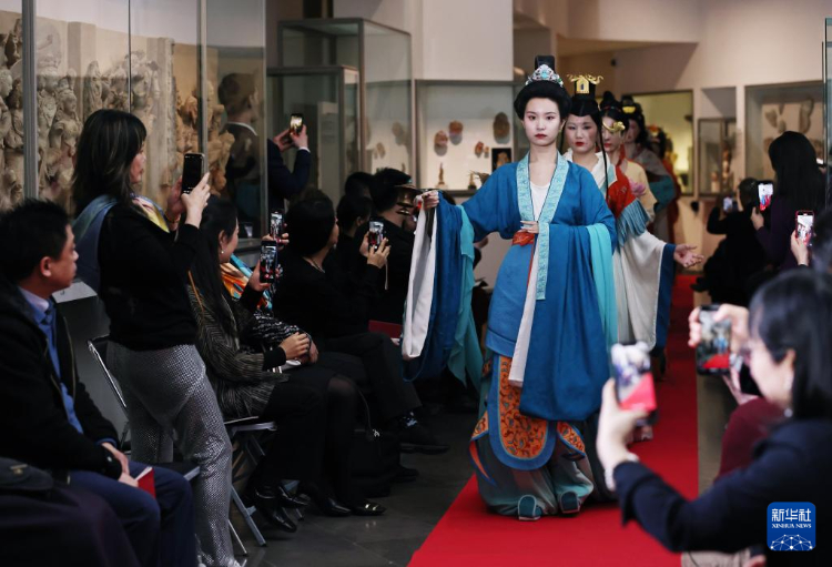 3月13日，在位于法國巴黎的吉美國立亞洲藝術(shù)博物館，模特展示敦煌復(fù)原服飾。新華社記者 高靜 攝