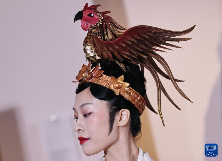 3月13日，在位于法國巴黎的吉美國立亞洲藝術(shù)博物館，模特展示敦煌復(fù)原服飾。新華社記者 高靜 攝