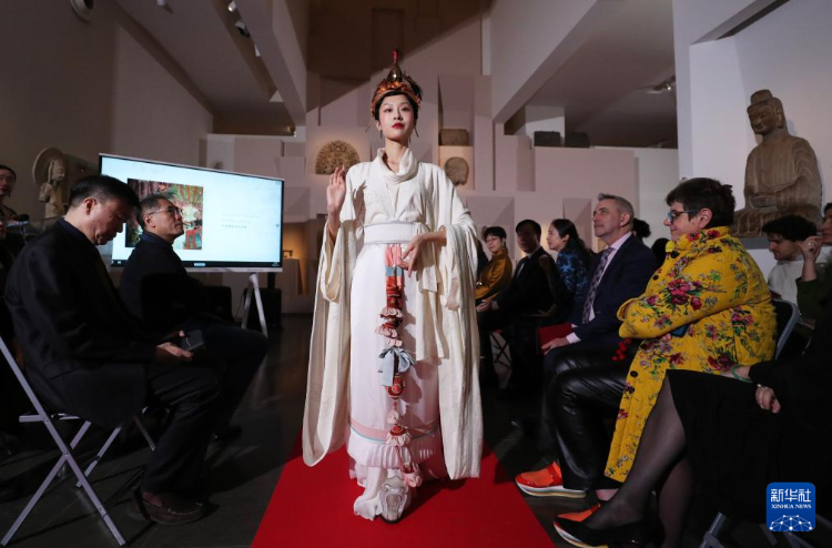 3月13日，在位于法國巴黎的吉美國立亞洲藝術(shù)博物館，模特展示敦煌復(fù)原服飾。新華社記者 高靜 攝
