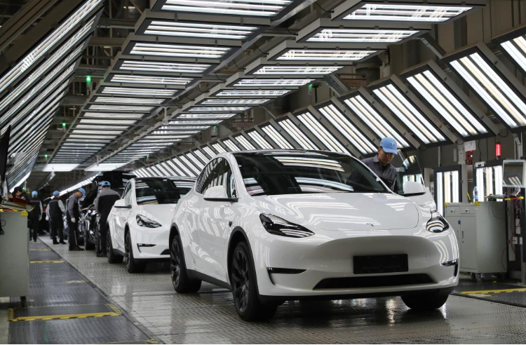 2023年12月22日，在特斯拉上海超級工廠內(nèi)，工人在對出廠前的車輛進(jìn)行漆面及門窗檢測。新華社記者 方喆 攝
