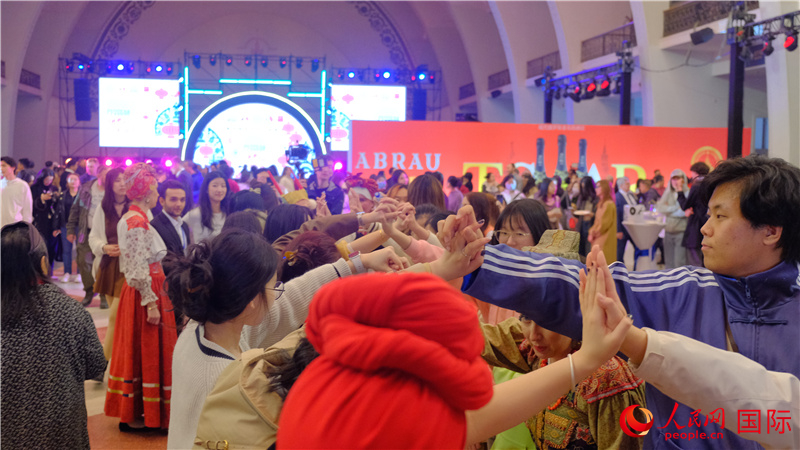 中俄觀眾在現場參與俄羅斯民俗互動游戲。人民網 褚夢琦攝
