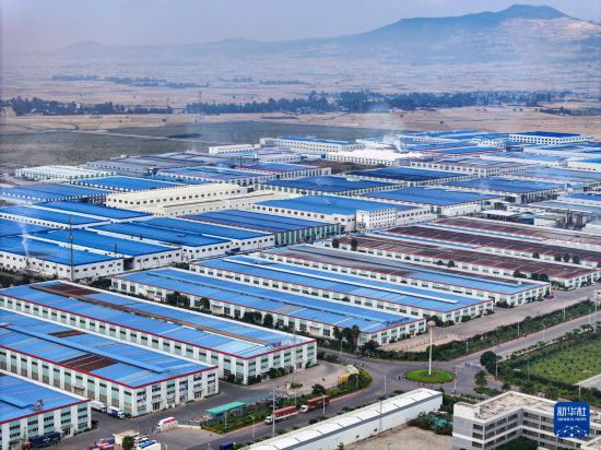這是2023年11月3日在埃塞俄比亞杜凱姆市拍攝的東方工業(yè)園（無人機(jī)照片）。 新華社發(fā)（東方工業(yè)園供圖）
