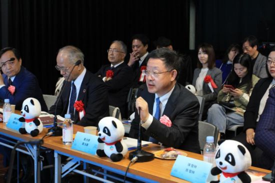 圖為四川省文化和旅游廳廳長戴允康向日本友人介紹四川旅游資源。（中國駐東京旅游辦事處供圖）