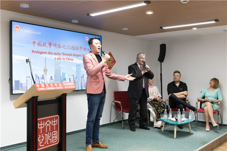 中國(guó)青年男高音歌唱家方瀧與奧爾基·圖爾達(dá)合唱羅語歌曲。布加勒斯特中國(guó)文化中心供圖。