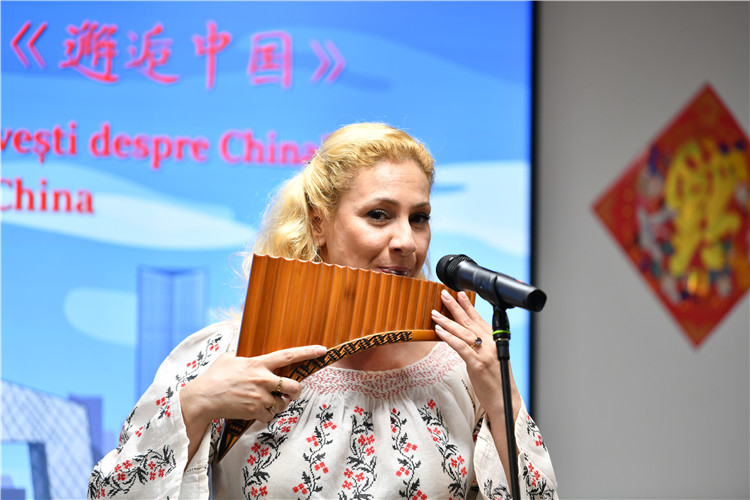 喬治亞娜·帕納演奏排簫。 布加勒斯特中國(guó)文化中心供圖。