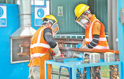 中企承建的馬東鐵項(xiàng)目創(chuàng)造就業(yè)機(jī)會(huì)超過1.8萬(wàn)個(gè)，合作的當(dāng)?shù)仄髽I(yè)超過1900家——為促進(jìn)馬來(lái)西亞東西海岸互聯(lián)互通貢獻(xiàn)力量（共建“一帶一路”第一現(xiàn)場(chǎng)）
