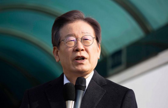 1月10日，韓國最大在野黨黨首李在明從首爾大學(xué)醫(yī)院出院時發(fā)表講話。新華社發(fā)（全休相攝）