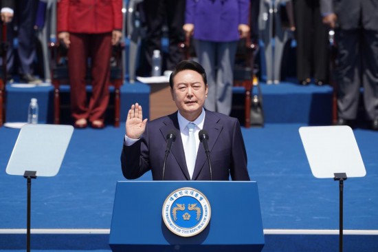 2022年5月10日，在韓國首爾，尹錫悅出席總統(tǒng)宣誓就職儀式。新華社發(fā)（李相浩攝）