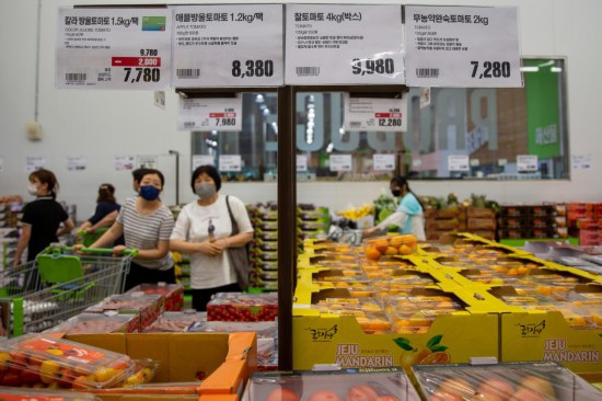 2022年7月9日，人們在韓國高陽市一家超市水果區(qū)購物。新華社記者王益亮攝
