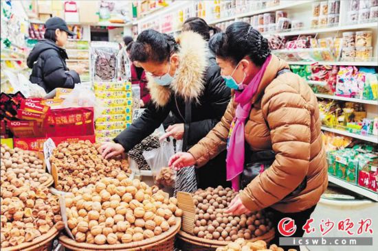 　　在長沙南門口菜市場附近的一家炒貨店內(nèi)，市民正在選購年貨?！　￠L沙晚報(bào)全媒體記者 范宏歡 攝
