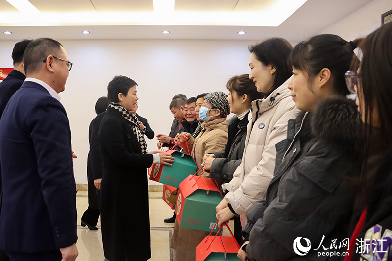 杭州市上城區(qū)“我為年夜飯?zhí)淼啦恕睈坌亩Y盒正式啟送。人民網(wǎng) 秦文攝