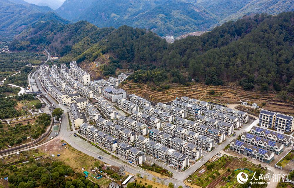 近日，航拍寧波市海曙區(qū)龍觀鄉(xiāng)李岙村屋頂光伏項目。人民網(wǎng) 章勇濤攝