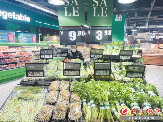 　　家樂福芙蓉廣場店，市民在選購春菜。
