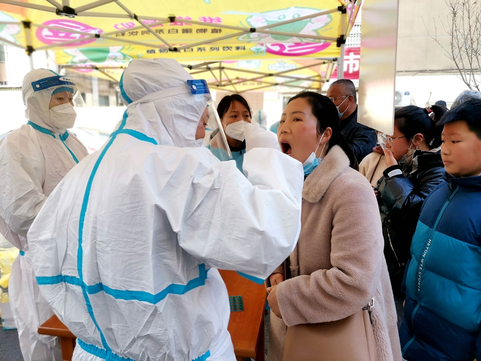 連云港贛榆區(qū)抽調(diào)近500名醫(yī)務(wù)人員開展核酸檢測(cè)。朱代桂攝