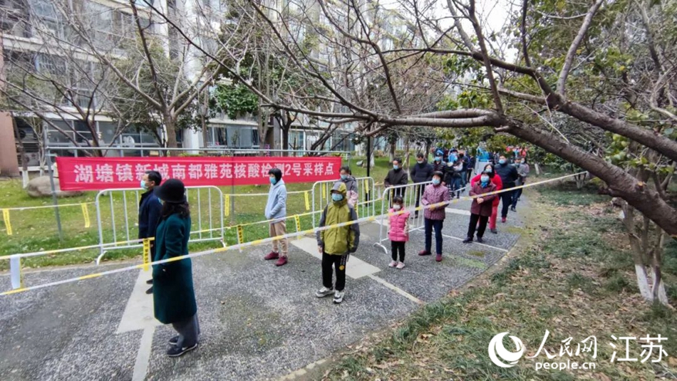 湖塘鎮(zhèn)黨員干部定點(diǎn)、定人、定崗、定責(zé)保障核酸檢測有序進(jìn)行。 武進(jìn)區(qū)委宣傳部供圖