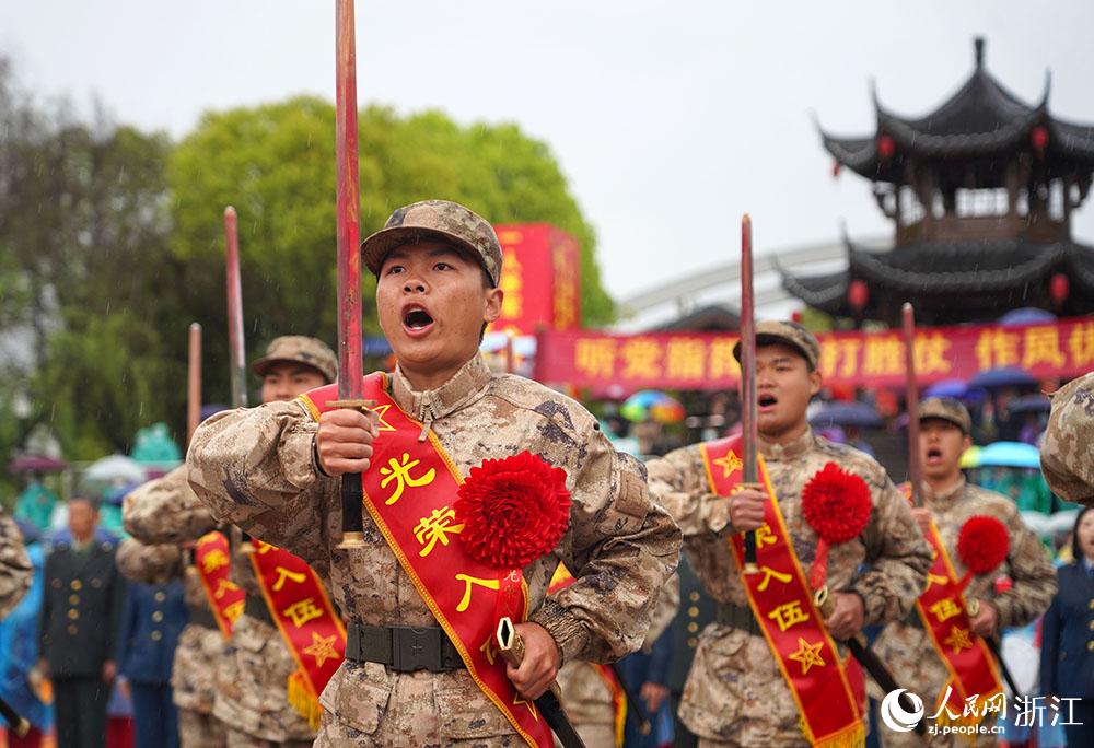 3月22日，新兵們高喊誓言、莊嚴(yán)亮劍。人民網(wǎng) 章勇濤攝