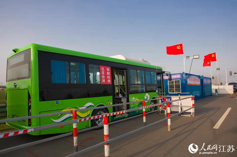 淮安市客總汽車運輸有限公司調(diào)集兩部車況最佳“核酸采樣流動車”，組建黨員“先鋒崗”。紀星名攝