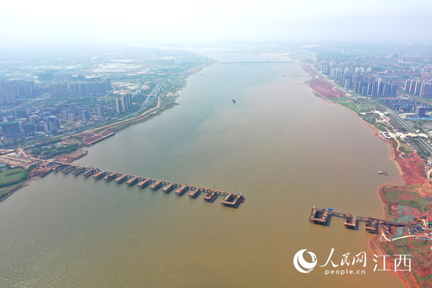 航拍九龍湖過(guò)江大橋，該橋是南昌第七座跨贛江通道。 人民網(wǎng) 時(shí)雨攝
