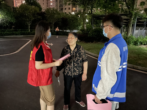 工作人員在小區(qū)進(jìn)行宣傳。受訪單位供圖