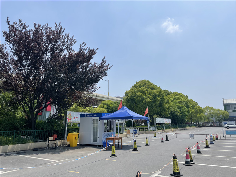常態(tài)化“核酸采樣工作站”亮相上海街頭。龔昱攝