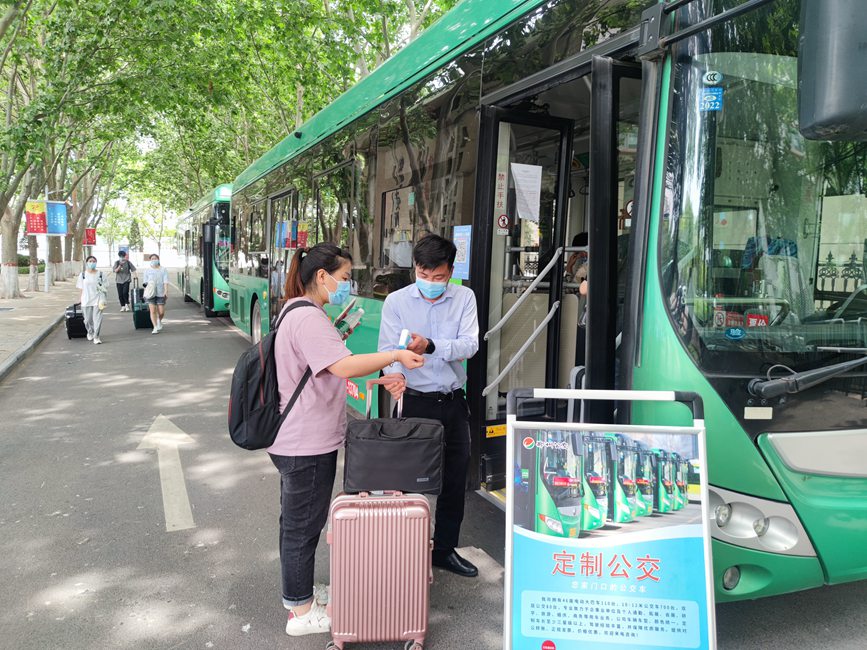 公交車從校園宿舍樓下出發(fā)，直達鄭州火車站和鄭州東站。崔晨攝