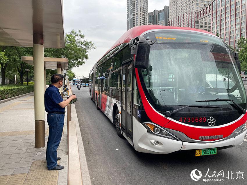 北京1路公交車駛進(jìn)八王墳西站，此前各路公交經(jīng)過該站時均甩站通過，今起該站回復(fù)正常上下客。人民網(wǎng) 尹星云攝