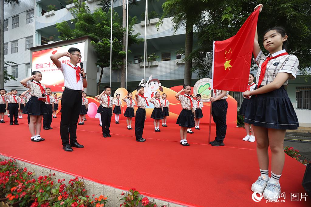 5月31日，在廣西壯族自治區(qū)南寧市民主路小學(xué)，學(xué)校大隊(duì)輔導(dǎo)員帶領(lǐng)少先隊(duì)員呼號(hào)。人民網(wǎng)記者 嚴(yán)立政攝