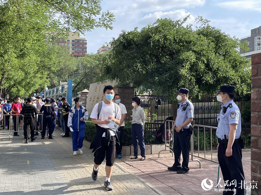 在中關(guān)村中學(xué)考點，考生們有序走入考點。人民網(wǎng) 董兆瑞攝