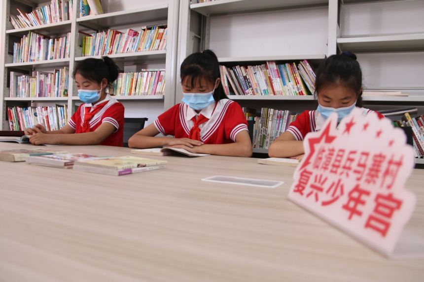 河北省臨漳縣柏鶴集鄉(xiāng)兵馬寨村復(fù)興少年宮，孩子們在閱覽室讀書。 申志好攝