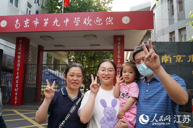 一家人在考點(diǎn)前合影留念。周夢(mèng)嬌攝