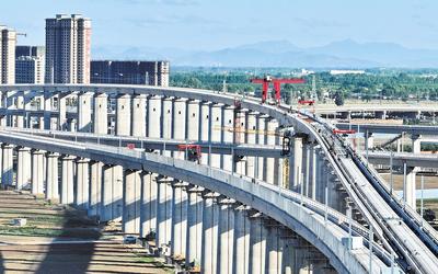 6月7日，工人在唐山市高新技術(shù)開(kāi)發(fā)區(qū)境內(nèi)的京唐城際鐵路建設(shè)工地施工（無(wú)人機(jī)照片）。 新華社記者 楊世堯攝