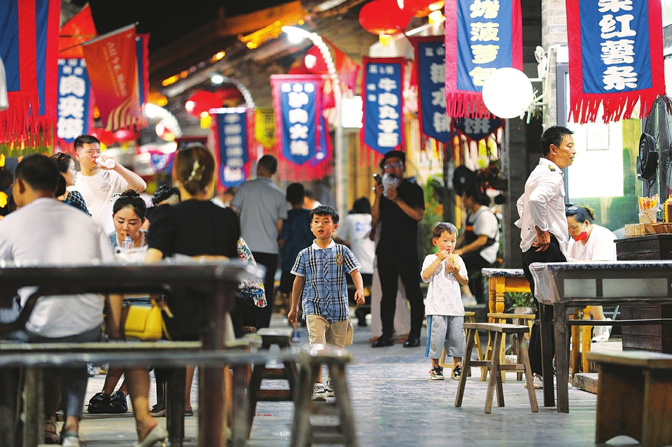  6月17日晚，游客在運(yùn)城市鹽湖區(qū)嵐山根運(yùn)城印象景區(qū)內(nèi)游玩。連日來(lái)，運(yùn)城市通過(guò)發(fā)放消費(fèi)券，培育夜購(gòu)、夜味、夜宿、夜玩、夜賞的消費(fèi)形態(tài)，迅速推動(dòng)消費(fèi)企穩(wěn)回暖，為經(jīng)濟(jì)發(fā)展注入強(qiáng)勁動(dòng)力。 金玉敏攝