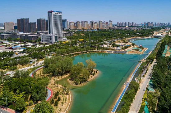 環(huán)城水系中的北湖公園越來越美。羅大慶攝