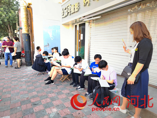 臨進(jìn)考場(chǎng)，考生抓緊時(shí)間再?gòu)?fù)習(xí)一下。人民網(wǎng) 祝龍超攝