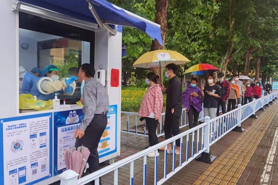 核酸采樣志愿者們上崗。孫金梅攝