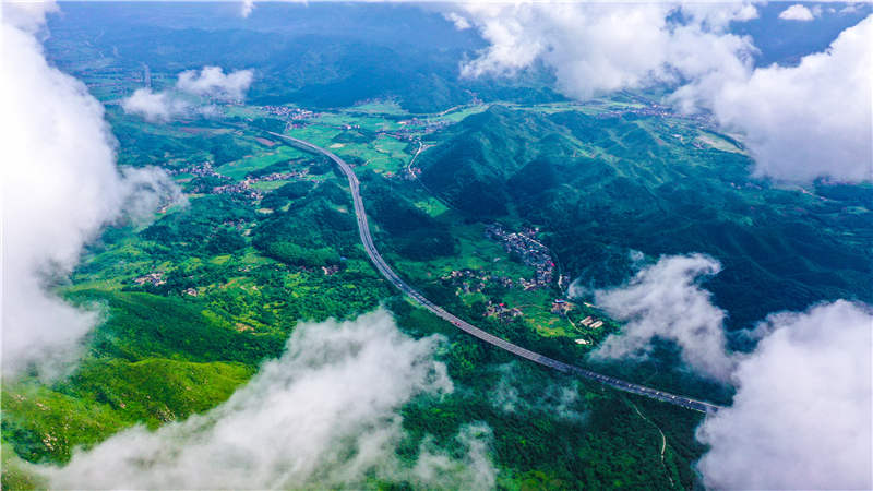 湖南省常寧市廟前鎮(zhèn)泉井村，云霧繚繞，青山蒼翠，公路蜿蜒，秀美如畫。周秀魚春攝